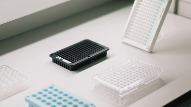 實(shí)驗(yàn)室里總有那么幾個(gè)長(zhǎng)得像"多孔餅干"的塑料板子，新手看了直呼臉盲——酶標(biāo)板、培養(yǎng)板、PCR板、深孔板，它們到底有啥區(qū)別？